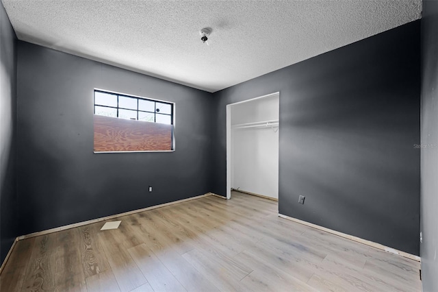 3207 Chariot Pl, Orlando, FL 32818 - unfurnished bedroom with a textured ceiling, wood finished floors, and a closet