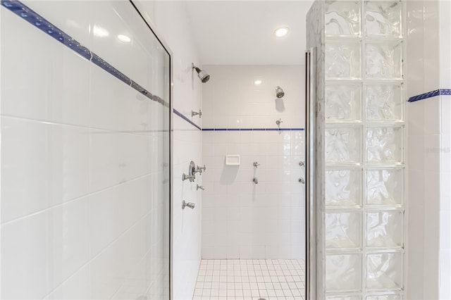 bathroom featuring a tile shower