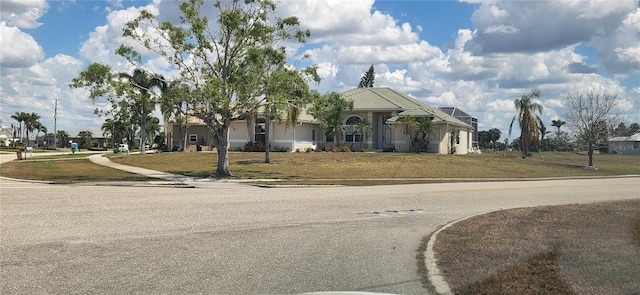 view of front of property featuring a front yard