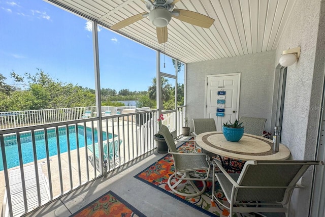 sunroom featuring ceiling fan