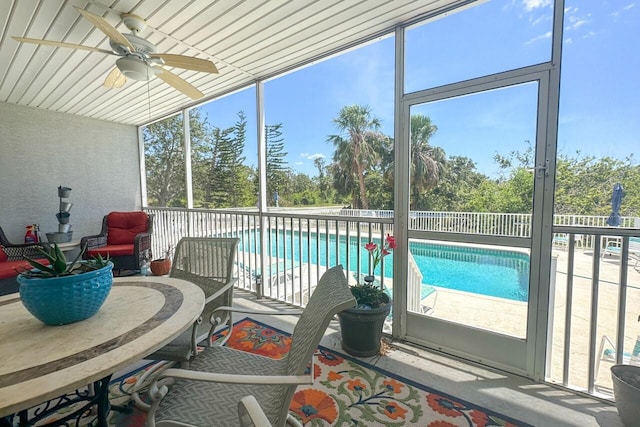 sunroom with ceiling fan