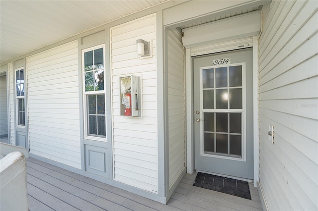 entrance to property featuring covered porch