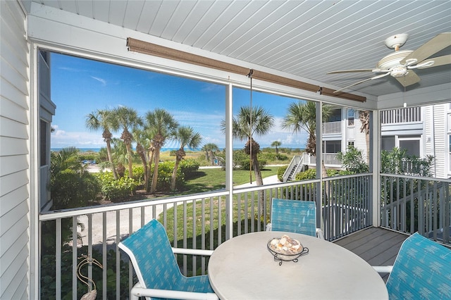 sunroom with ceiling fan