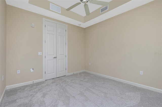 carpeted spare room with ceiling fan