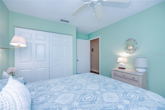 bedroom featuring a closet, a textured ceiling, and ceiling fan