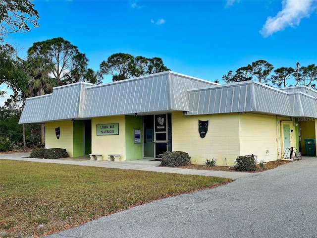 view of front facade with a front lawn