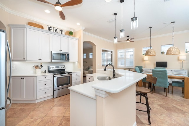 kitchen with an island with sink, stainless steel appliances, ceiling fan, sink, and light tile flooring