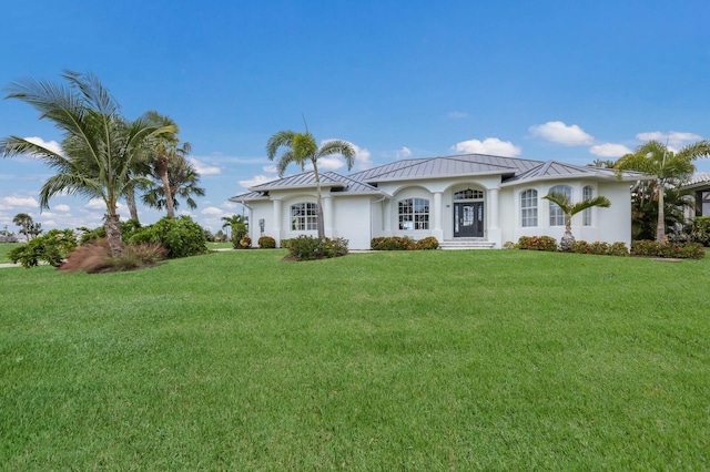 view of front of property featuring a front yard