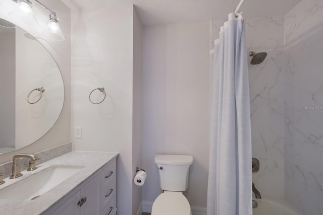 full bathroom with shower / tub combo with curtain, vanity, and toilet