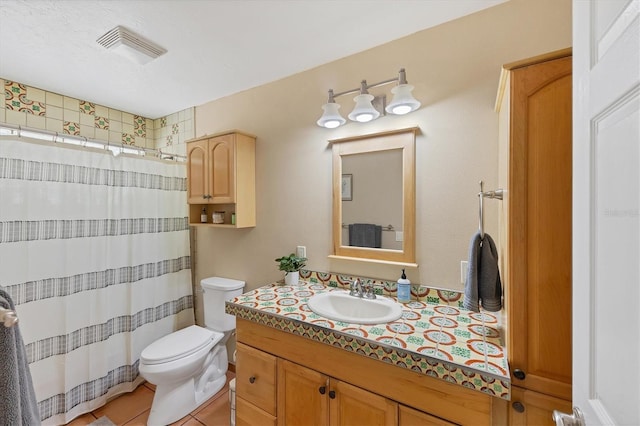 full bath featuring visible vents, toilet, tile patterned floors, curtained shower, and vanity