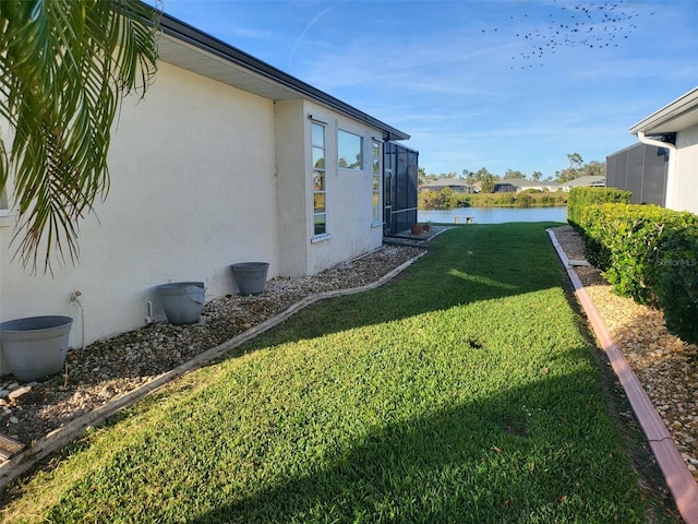 view of yard featuring a water view