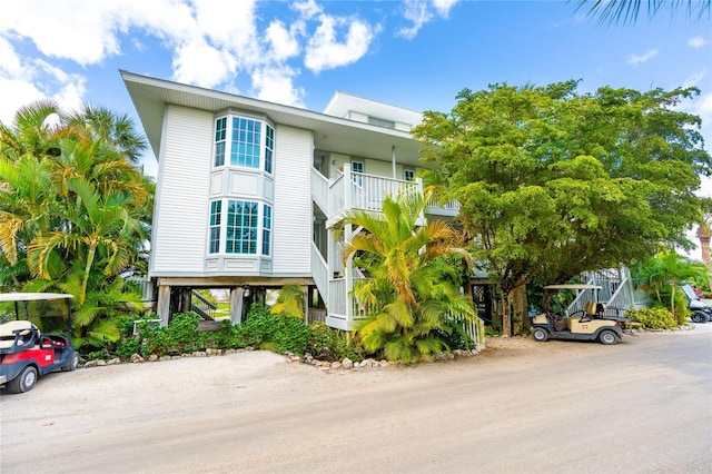 view of front of property featuring a balcony