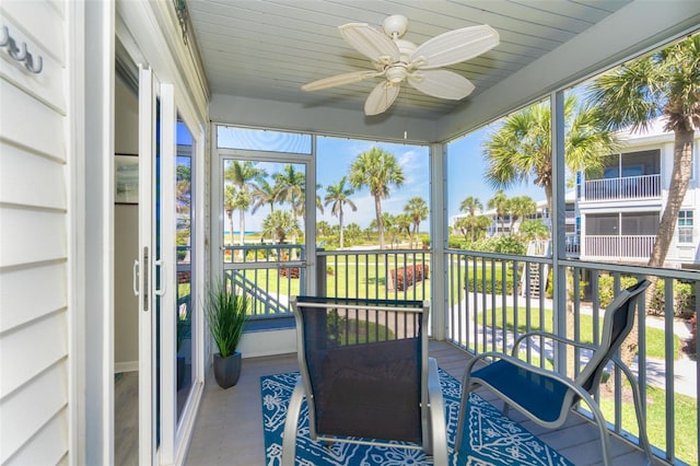 sunroom / solarium with ceiling fan