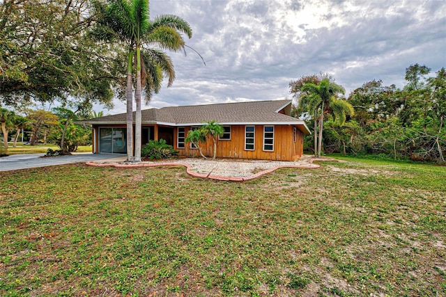 single story home featuring a front lawn