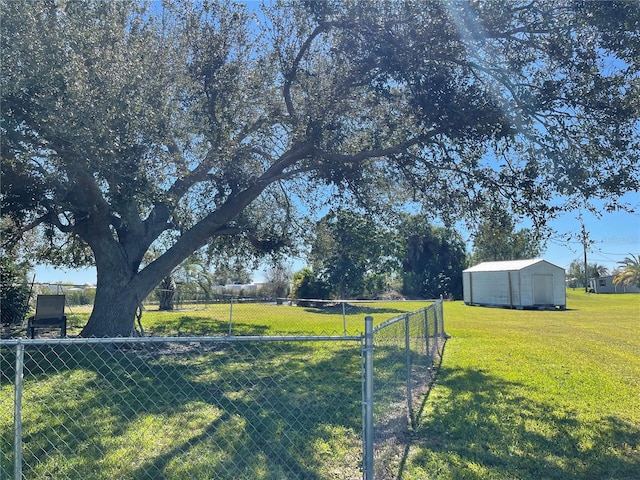 view of yard featuring a shed