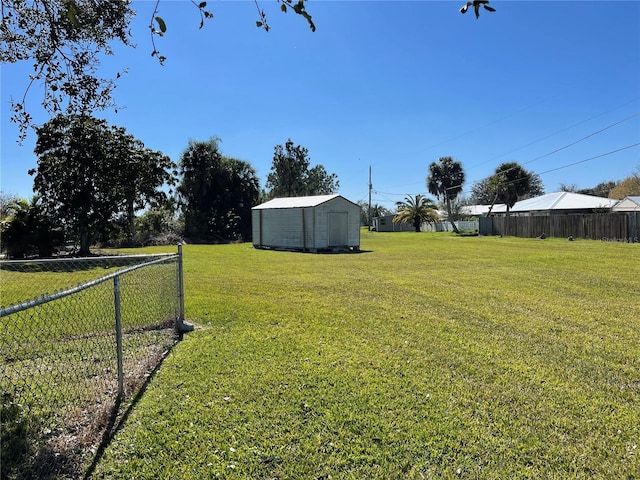 view of yard featuring a shed