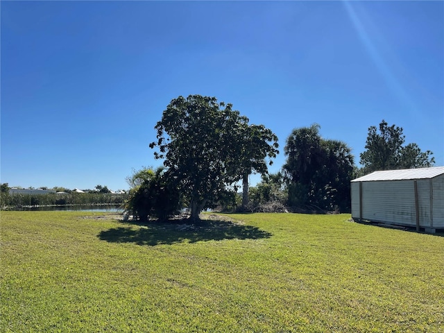 view of yard featuring a water view