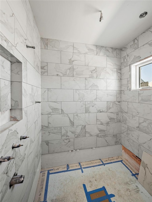 bathroom featuring tiled shower