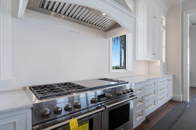 894 Hill Tide Ln, Boca Grande, FL 33921 - kitchen featuring premium range hood, double oven range, white cabinets, dark wood-type flooring, and baseboards