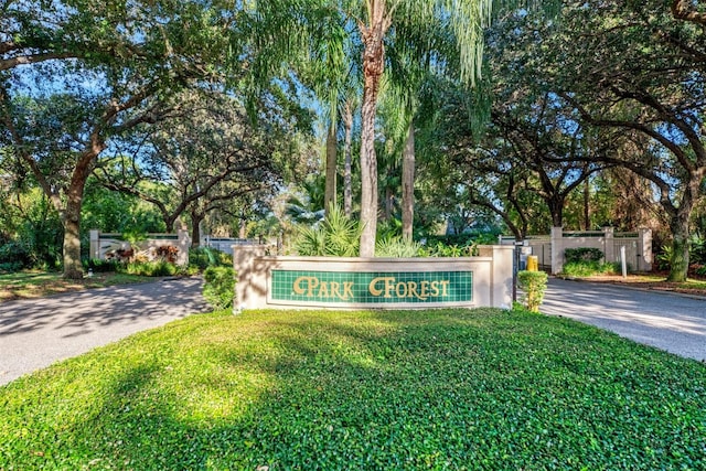 community / neighborhood sign featuring aphalt driveway