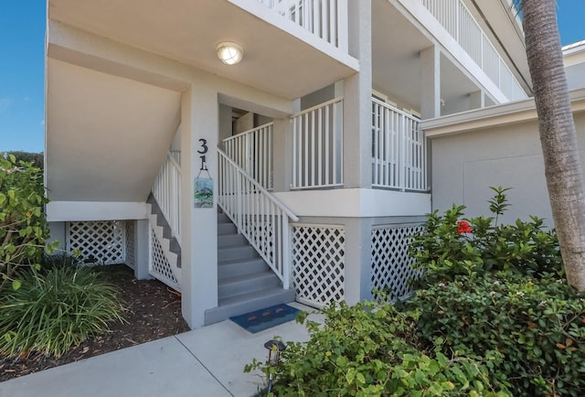 property entrance featuring a balcony