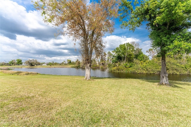 view of yard featuring a water view