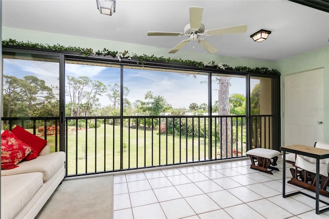 sunroom with ceiling fan