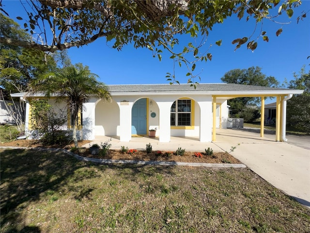 view of front of home with a carport and a front yard