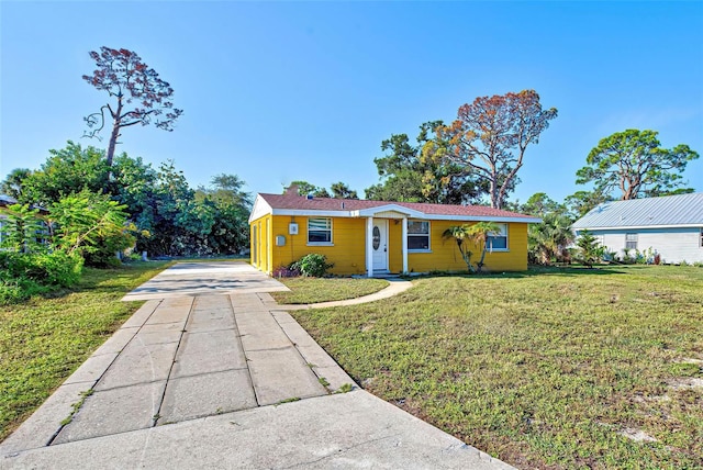 view of front of house featuring a front lawn