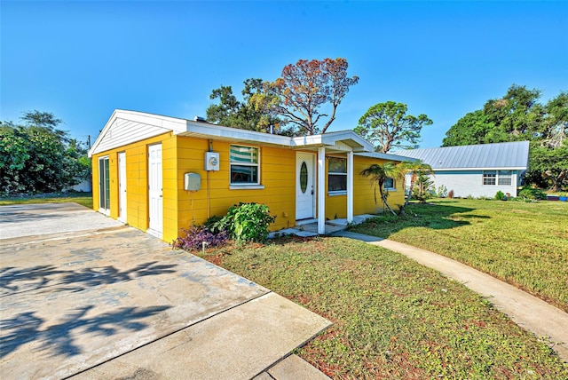 bungalow-style house featuring a front lawn