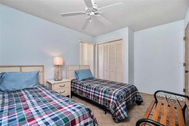 bedroom featuring a textured ceiling, ceiling fan, light carpet, and a closet