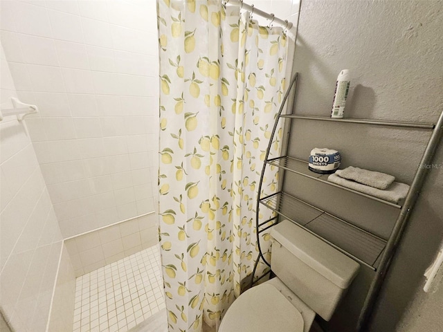 bathroom featuring a shower with curtain and toilet