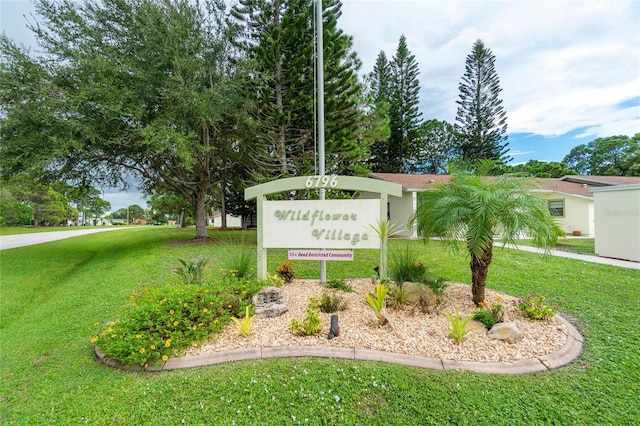 community sign with a lawn