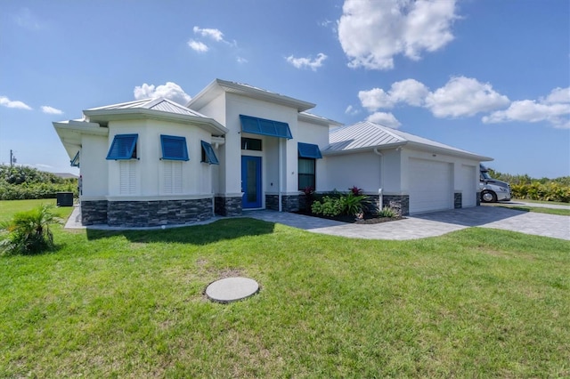 view of front of home featuring a front lawn