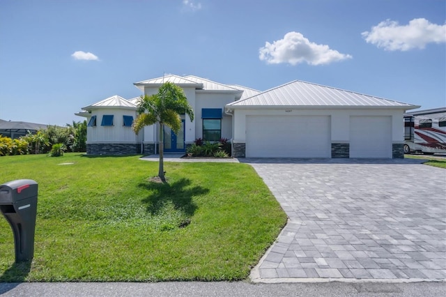 view of front facade featuring a front lawn and a garage