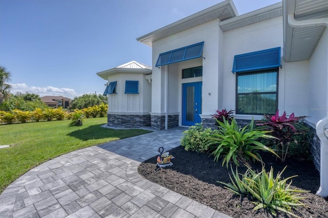 view of front of home featuring a front yard