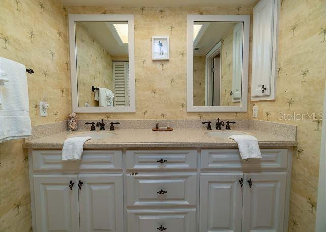 bathroom featuring dual bowl vanity