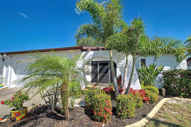 view of front facade featuring a garage