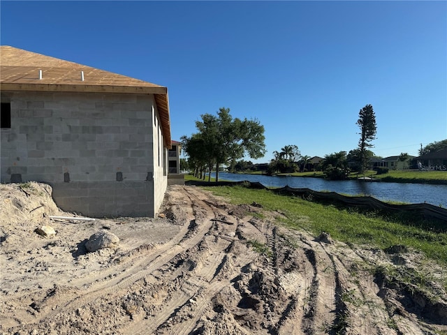 view of yard featuring a water view