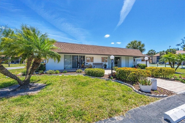 ranch-style house featuring a front lawn