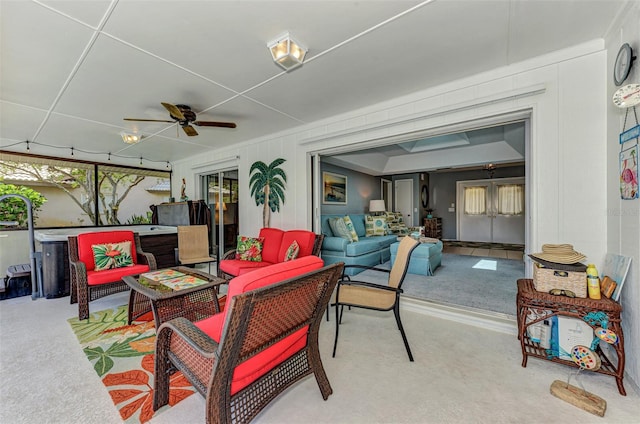 sunroom with ceiling fan