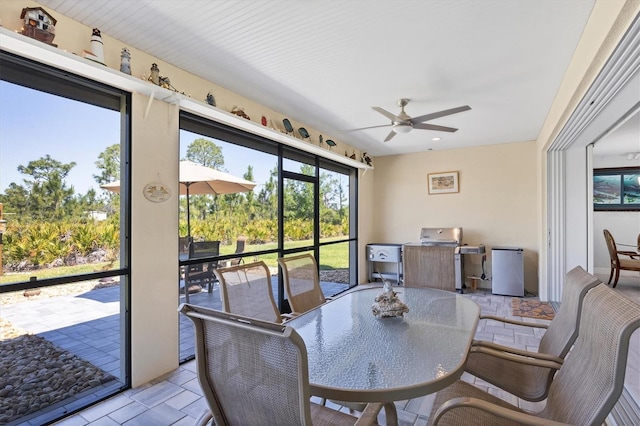 sunroom with ceiling fan