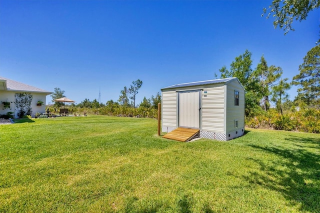 view of yard featuring a storage shed