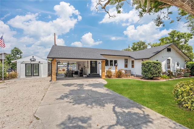 view of front of house featuring a carport and a front lawn