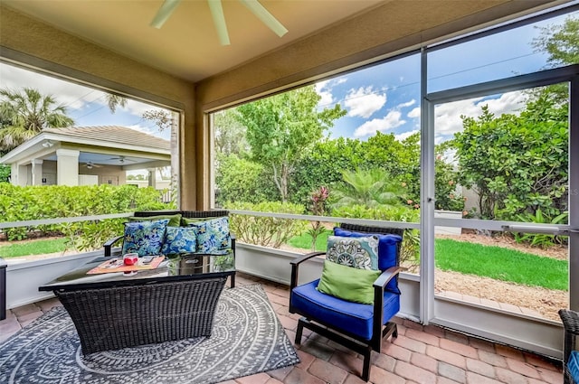 sunroom with ceiling fan