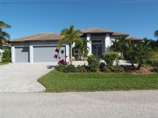 view of front facade featuring a garage