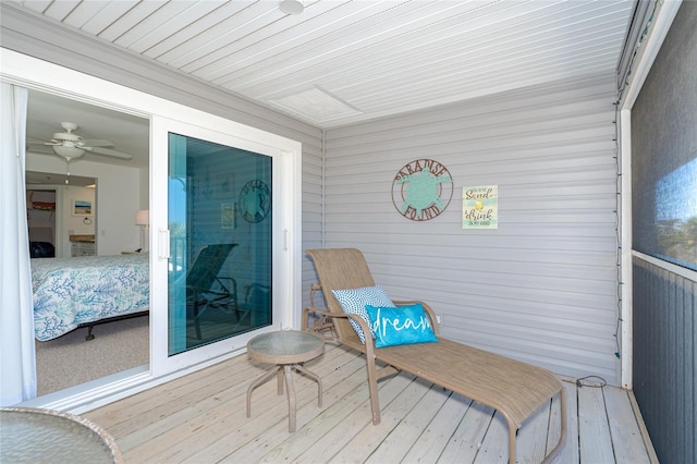 sunroom with ceiling fan