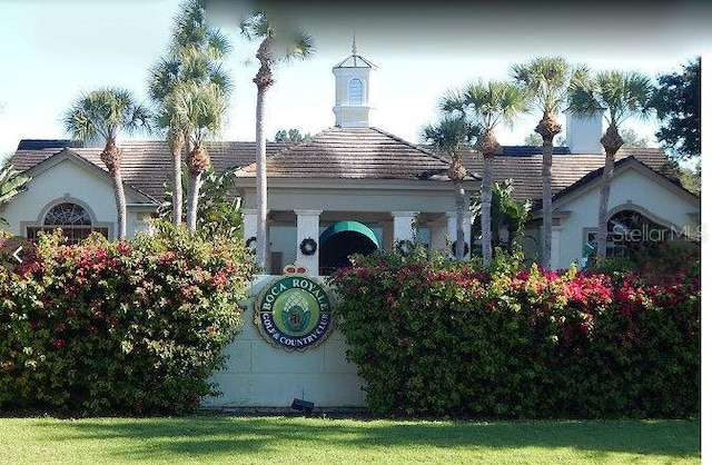 view of front of house with a front lawn