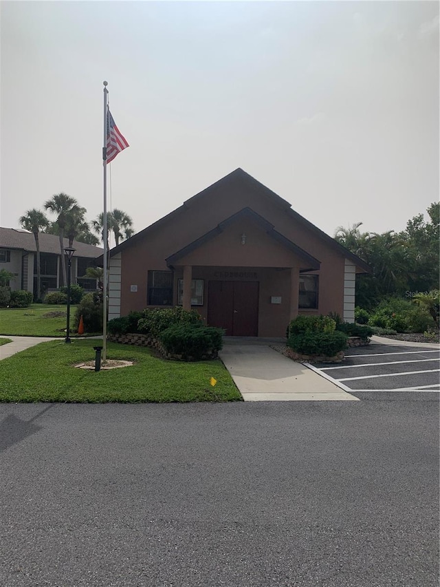 view of front of house featuring a front yard