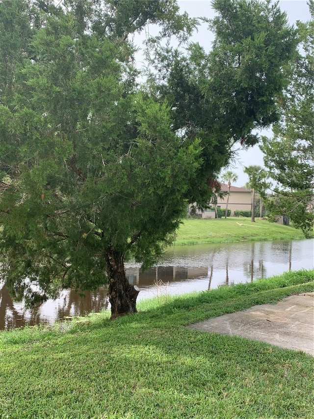 view of yard featuring a water view